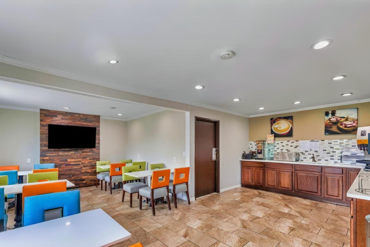 Days Inn By Wyndham Savannah Gateway I-95 ジョージタウン エクステリア 写真